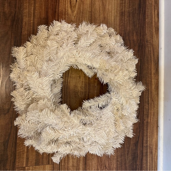 Other - Elegant Ivory Holiday Wreath